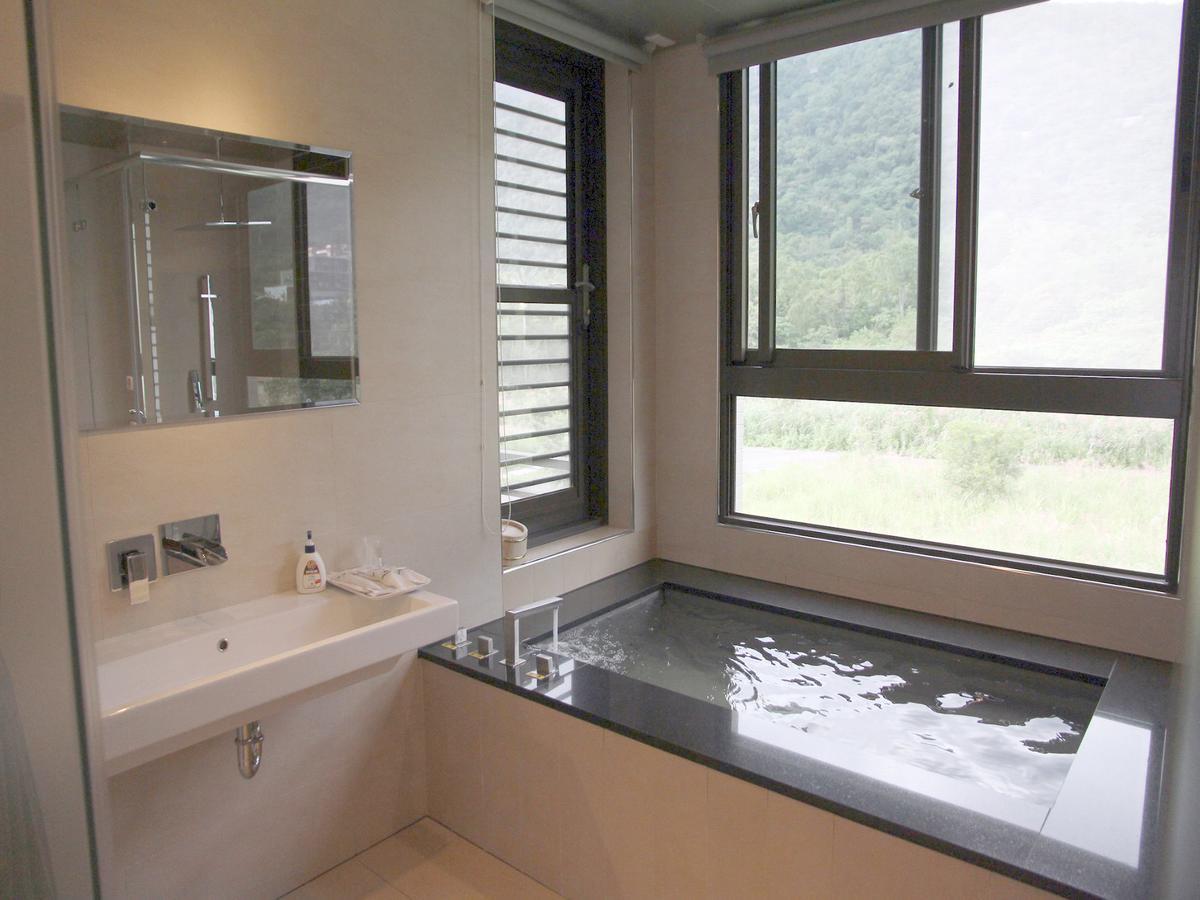Peace Area Hot Spring Hotel Джиаоси Екстериор снимка
